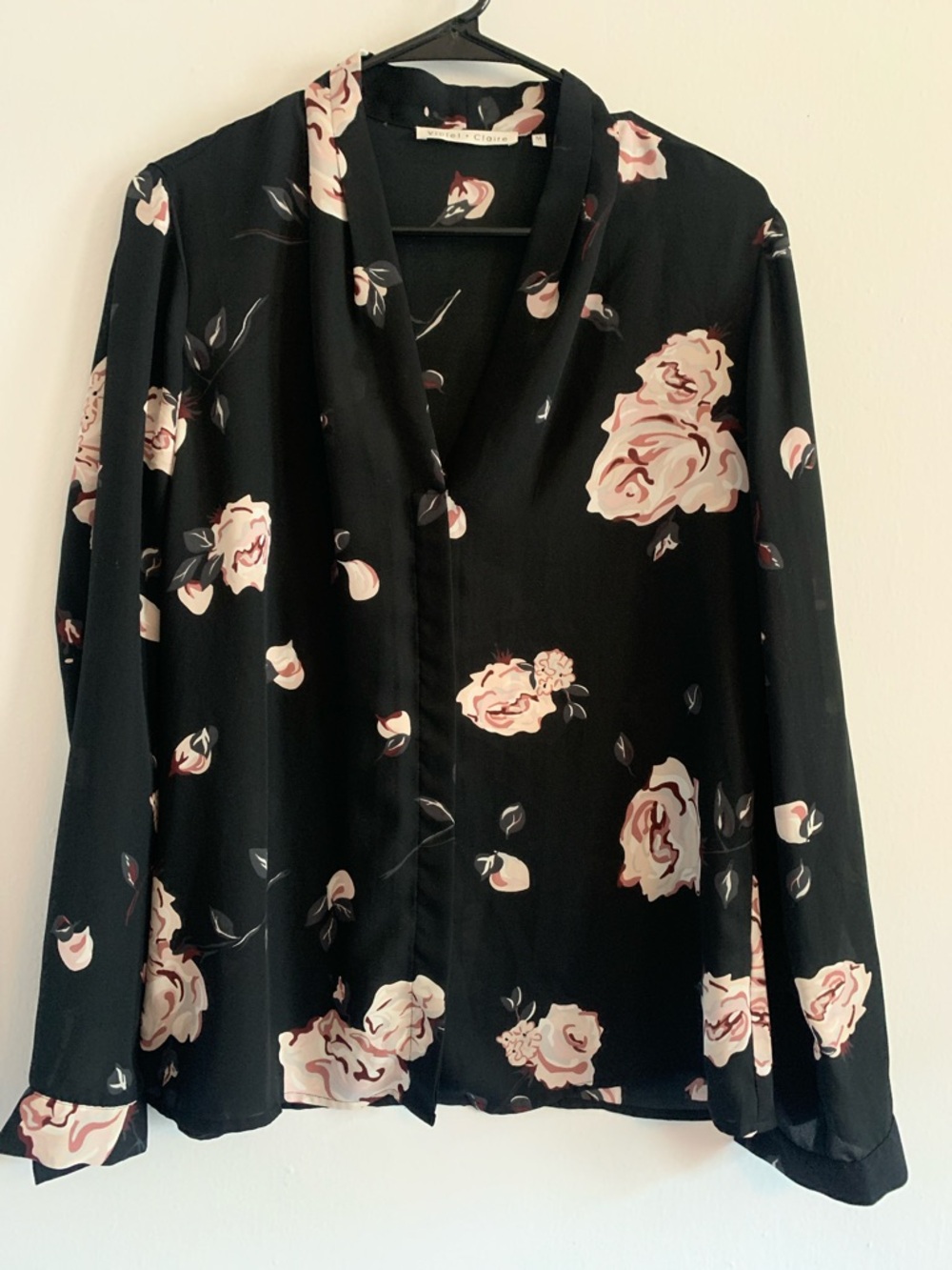 VIOLET & CLAIRE Black Floral Button-Down Blouse with Pink Roses